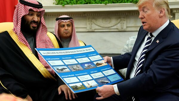 Geleceğin Suudi Kralı Muhammed bin Selman, Trump'ın diplomasi aleminde eşi benzeri olmayan ve Suud-ABD ilişkilerinin özünü ortaya seren bu gösterisi karşısında biraz şaşkın ve hatta biraz rahatsız gözüktü. - Sputnik Türkiye