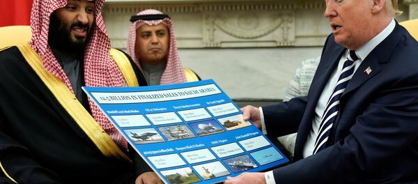 Geleceğin Suudi Kralı Muhammed bin Selman, Trump'ın diplomasi aleminde eşi benzeri olmayan ve Suud-ABD ilişkilerinin özünü ortaya seren bu gösterisi karşısında biraz şaşkın ve hatta biraz rahatsız gözüktü. Geleceğin Suudi Kralı Muhammed bin Selman, Trump'ın diplomasi aleminde eşi benzeri olmayan ve Suud-ABD ilişkilerinin özünü ortaya seren bu gösterisi karşısında biraz şaşkın ve hatta biraz rahatsız gözüktü. - Sputnik Türkiye