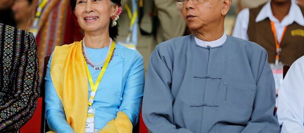 Myanmar Devlet Danışmanı Aung San Suu Kyi ve Devlet Başkanı Htin Kyaw - Sputnik Türkiye