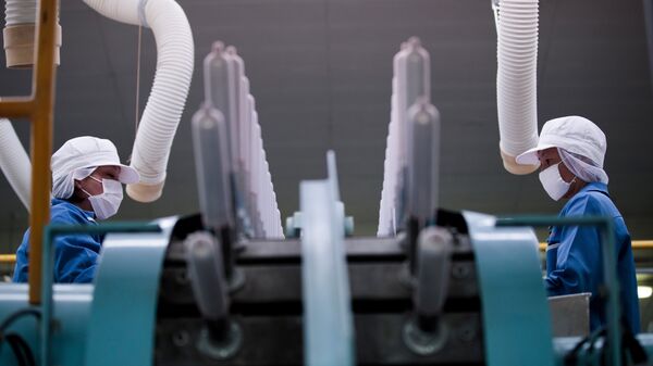 Japon prezervatif üreticisi Sagami, Atsugi'deki tesisinde kalite testi yapıyor - Sputnik Türkiye