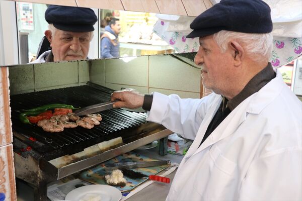 Edirne'nin en eksi köftecisi 78 yaşındaki Reşat Çakay, Köftemizin tadını bilmeyenleri Edirne'ye bekleriz diye konuştu.  - Sputnik Türkiye