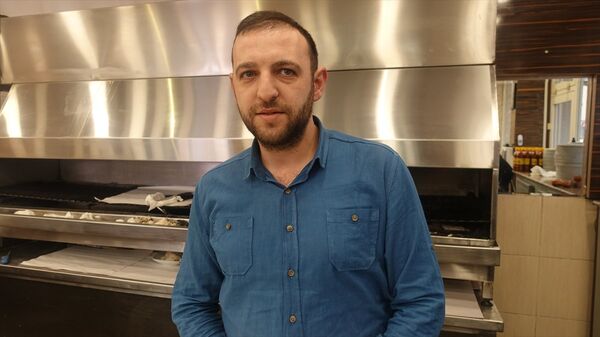 Kırklarelili köftecilerden Bilal Atlı, Kırklareli köftesinin Bulgaristan, Romanya, Almanya başta olmak üzere yabancı turistlerinde ilgisini çektiğini söyledi.  - Sputnik Türkiye