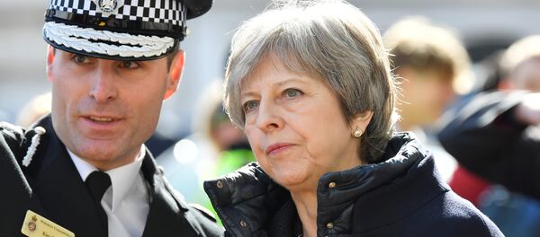 İngiltere, Salisbury, 15 Mart 2018, İngiltere Başbakanı Theresa May olay yerinde polis eşliğinde incelemelerde bulundu. - Sputnik Türkiye