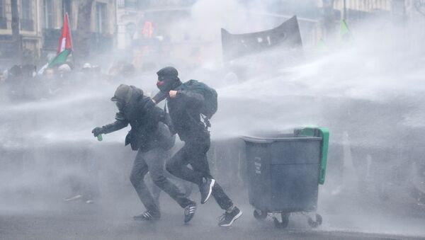 Fransa 22 Mart 2018 kamu emekçileri grevde lise öğrencileri eylemde Paris'te çatışma - Sputnik Türkiye