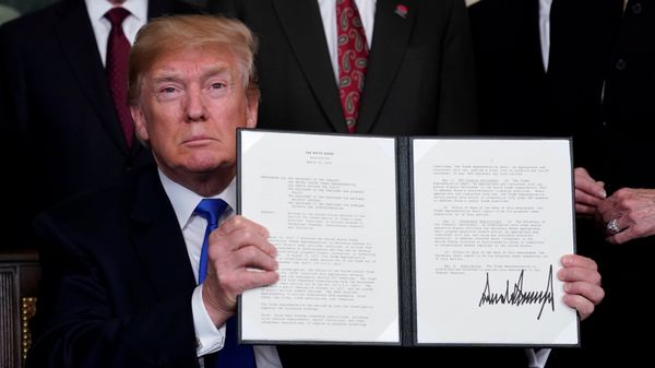 ABD Başkanı Donald Trump, Çin mallarına 50 milyar dolarlık ek gümrük vergisi getirecek olan kararnameyi imzaladı. - Sputnik Türkiye