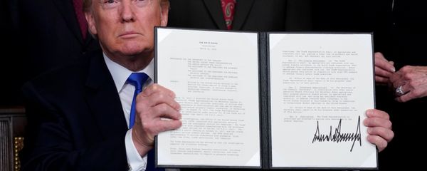ABD Başkanı Donald Trump, Çin mallarına 50 milyar dolarlık ek gümrük vergisi getirecek olan kararnameyi imzaladı. ABD Başkanı Donald Trump, Çin mallarına 50 milyar dolarlık ek gümrük vergisi getirecek olan kararnameyi imzaladı. - Sputnik Türkiye