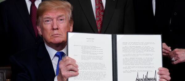 ABD Başkanı Donald Trump, Çin mallarına 50 milyar dolarlık ek gümrük vergisi getirecek olan kararnameyi imzaladı. ABD Başkanı Donald Trump, Çin mallarına 50 milyar dolarlık ek gümrük vergisi getirecek olan kararnameyi imzaladı. - Sputnik Türkiye