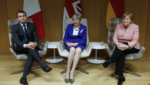 Fransa Cumhurbaşkanı Emanuel Macron, İngiltere Başbakanı Theresa May ve Almanya Başbakanı Angela Merkel - Sputnik Türkiye