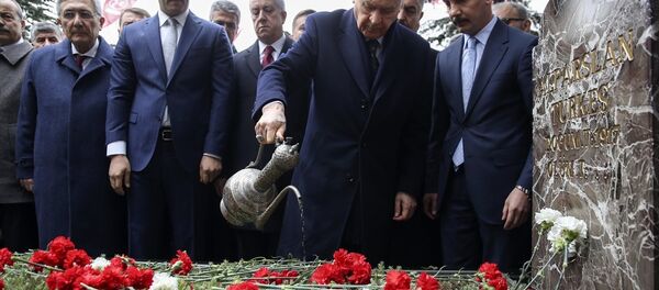 Milliyetçi Hareket Partisi (MHP) Genel Başkanı Devlet Bahçeli, Merkez Yönetim Kurulu (MYK) ve Merkez Disiplin Kurulu (MDK) üyeleri ile Alparslan Türkeş'in anıt mezarını ziyaret etti. - Sputnik Türkiye