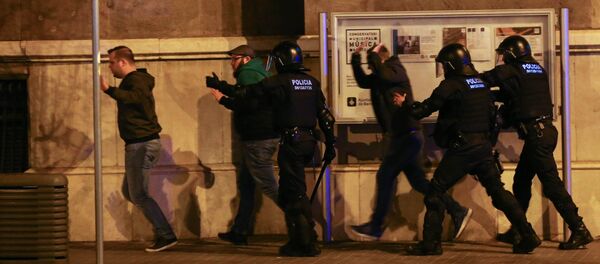 Katalonya'da göstericiler polisle çatıştı: 52 yaralı - Sputnik Türkiye