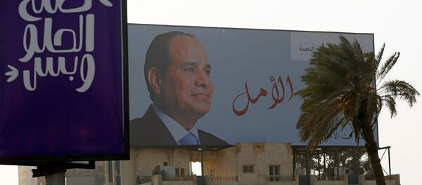 Kahire'de bir seçim afişi. Afişte Cumhurbaşkanı Sisi'nin fotoğrafının yanında 'Umut sizsiniz' yazıyor - Sputnik Türkiye