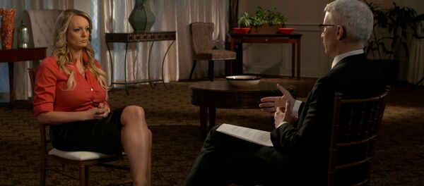 Trump ile 2006'da Başkan evliyken cinsel ilişki yaşadığını açıklayan porno yıldızı Stormy Daniels CBS'in '60 Dakika' adlı programına katıldı - Sputnik Türkiye
