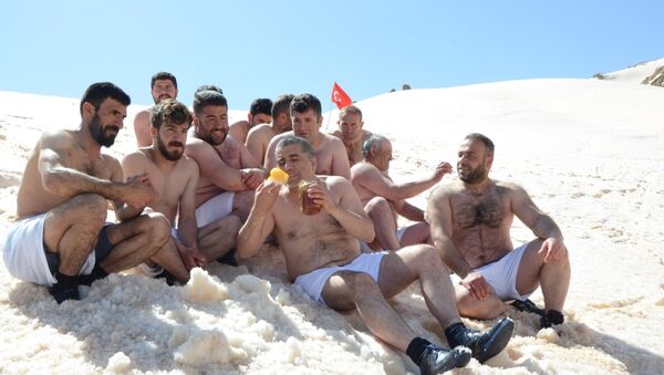 Obeziteye dikkat çekmek için kar banyosu yaptılar - Sputnik Türkiye