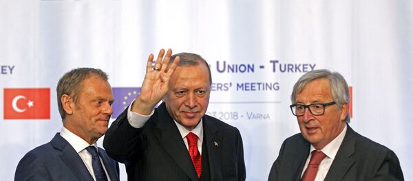 Avrupa Konseyi Başkanı Donald Tusk, Türkiye Cumhurbaşkanı Recep Tayyip Erdoğan, AB Komisyonu Başkanı Jean-Claude Juncker Avrupa Konseyi Başkanı Donald Tusk, Türkiye Cumhurbaşkanı Recep Tayyip Erdoğan, AB Komisyonu Başkanı Jean-Claude Juncker - Sputnik Türkiye