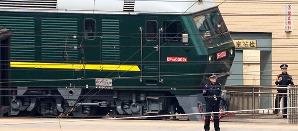 Pekin'deki tren istasyonunda nöbet tutan polis memurları - Sputnik Türkiye