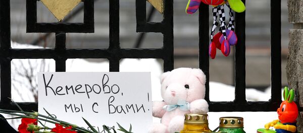 Belarus'un başkenti Minsk'teki Rusya Büyükelçiliği önüne AVM yangınında ölenleri anmak için bırakılan çiçek ve oyuncaklar - Sputnik Türkiye