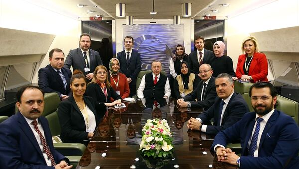 Cumhurbaşkanı Recep Tayyip Erdoğan, Bulgaristan'daki temaslarının ardından yurda dönerken uçakta gazetecilerle bir araya geldi. - Sputnik Türkiye
