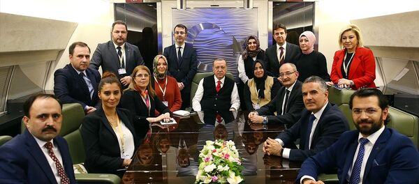 Cumhurbaşkanı Recep Tayyip Erdoğan, Bulgaristan'daki temaslarının ardından yurda dönerken uçakta gazetecilerle bir araya geldi. - Sputnik Türkiye
