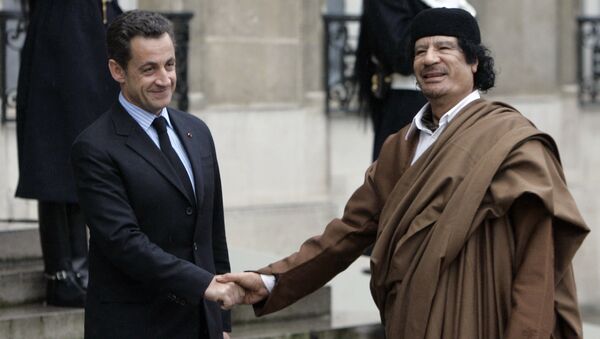 Eski Fransa Cumhurbaşkanı Nicolas Sarkozy ve Eski Libya lideri Muammer Kaddafi - Sputnik Türkiye