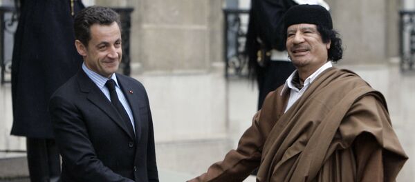 Eski Fransa Cumhurbaşkanı Nicolas Sarkozy ve Eski Libya lideri Muammer Kaddafi - Sputnik Türkiye