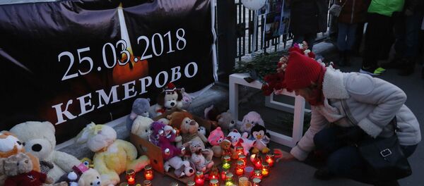 Rusya’nın Kemerovo kentindeki AVM yangınında yaşamını yitirenler için Krasnoyarsk'ta düzenlenen anma töreni - Sputnik Türkiye