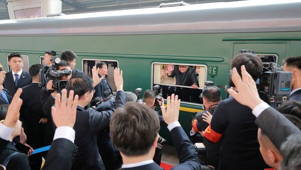 Güney Kore basınına göre Kuzey Kore'nin liderler için kullanılan 90 özel vagonu bulunuyor. Bir yurtdışı ziyareti söz konusu olduğunda 3 tren kullanıldığı biliniyor: Rayları kontrol etmek için önden gönderilen bir tren, lideri taşıyan tren ve geri kalanları taşıyan diğer bir tren. Liderin emir vermesi, haberleri takip etmesi ve brifinglerde bulunması için de kendisini taşıyan trene gelişmiş iletişim sistemleri monte ediliyor. Kim'in uçakta uçmaktan korktuğu bilinen babası Kim Jong-il de trenle uzun yolculuklara çıkmıştı. - Sputnik Türkiye