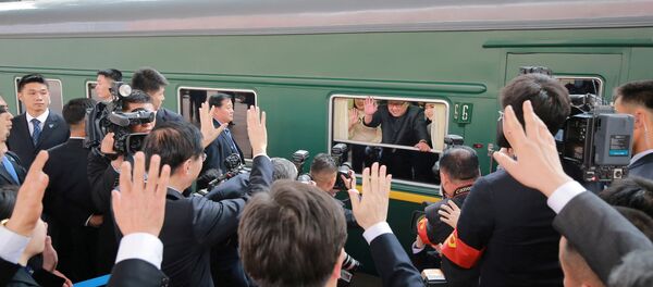 Güney Kore basınına göre Kuzey Kore'nin liderler için kullanılan 90 özel vagonu bulunuyor. Bir yurtdışı ziyareti söz konusu olduğunda 3 tren kullanıldığı biliniyor: Rayları kontrol etmek için önden gönderilen bir tren, lideri taşıyan tren ve geri kalanları taşıyan diğer bir tren. Liderin emir vermesi, haberleri takip etmesi ve brifinglerde bulunması için de kendisini taşıyan trene gelişmiş iletişim sistemleri monte ediliyor. Kim'in uçakta uçmaktan korktuğu bilinen babası Kim Jong-il de trenle uzun yolculuklara çıkmıştı. Güney Kore basınına göre Kuzey Kore'nin liderler için kullanılan 90 özel vagonu bulunuyor. Bir yurtdışı ziyareti söz konusu olduğunda 3 tren kullanıldığı biliniyor: Rayları kontrol etmek için önden gönderilen bir tren, lideri taşıyan tren ve geri kalanları taşıyan diğer bir tren. Liderin emir vermesi, haberleri takip etmesi ve brifinglerde bulunması için de kendisini taşıyan trene gelişmiş iletişim sistemleri monte ediliyor. Kim'in uçakta uçmaktan korktuğu bilinen babası Kim Jong-il de trenle uzun yolculuklara çıkmıştı. - Sputnik Türkiye