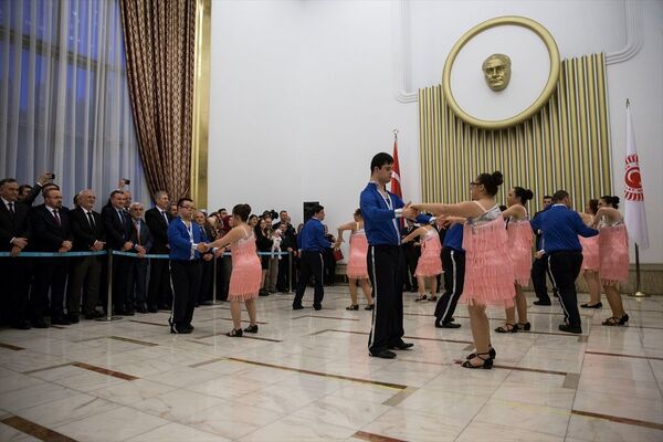 Mecliste down sendromlu gençlerden dans gösterisi - Sputnik Türkiye