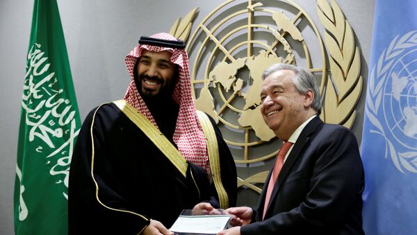İki haftalık ABD ziyareti gerçekleştiren Suudi Arabistan Veliaht Prensi Muhammed bin Selman, New York'taki Birleşmiş Milletler merkezinde BM Genel Sekreteri Antonio Guterres tarafından ağırlandı. 27 Mart 2018 - Sputnik Türkiye