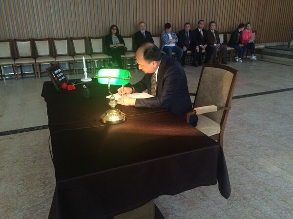 Türkiye adına da daha önce Moskova Büyükelçiliği görevini de yapmış olan Dışişleri Bakanlığı Müsteşar Yardımcısı Ümit Yardım taziye defterini imzaladı.  - Sputnik Türkiye