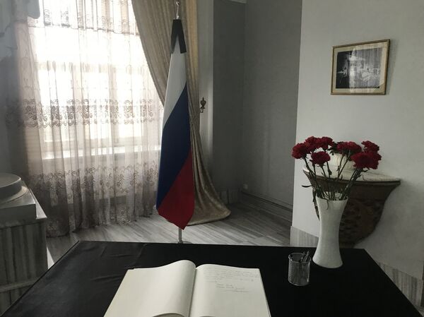 Rusya’nın Kemerovo şehrindeki alışveriş merkezinde 25 Mart ‘ye çıkan ve çoğunluğu çocuk en az 64 kişinin hayatını kaybetmesiyle sonuçlanan yangın dolayısıyla Türkiye’nin Rusya Başkonsolosluğu’nda taziye defteri açıldı.  - Sputnik Türkiye