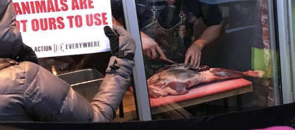 Vegan protestoculardan bıkan restoran sahibi eylemcilerin gözü önünde et yedi - Sputnik Türkiye