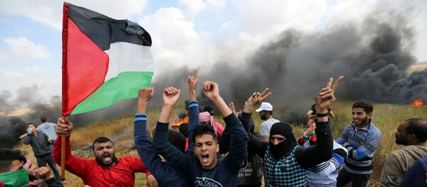 Palestinians shout during clashes with Israeli troops, during a tent city protest along the Israel border with Gaza, demanding the right to return to their homeland, the southern Gaza Strip March 30, 2018. - Sputnik Türkiye