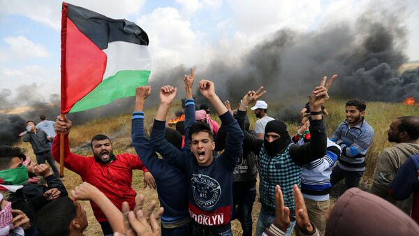 Palestinians shout during clashes with Israeli troops, during a tent city protest along the Israel border with Gaza, demanding the right to return to their homeland, the southern Gaza Strip March 30, 2018. - Sputnik Türkiye