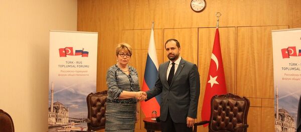 Rus-Türk Toplumsal Forumu Eş Başkanları Ahmet Berat Çonkar ve Eleonora Mitrofanova - Sputnik Türkiye