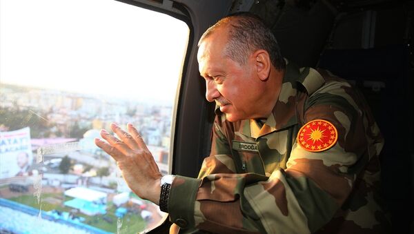 Cumhurbaşkanı Recep Tayyip Erdoğan, Hatay'da sınır birliklerini ziyaret etmek üzere Antakya'dan ayrıldı. - Sputnik Türkiye