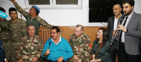 Cumhurbaşkanı Erdoğan ile Zeytin Dalı Harekatı'na destek vermek ve askerlerle buluşmak için Hatay'a gelen çok sayıda sanatçı ve sporcu da Oğulpınar Hudut Karakoluna geldi. - Sputnik Türkiye