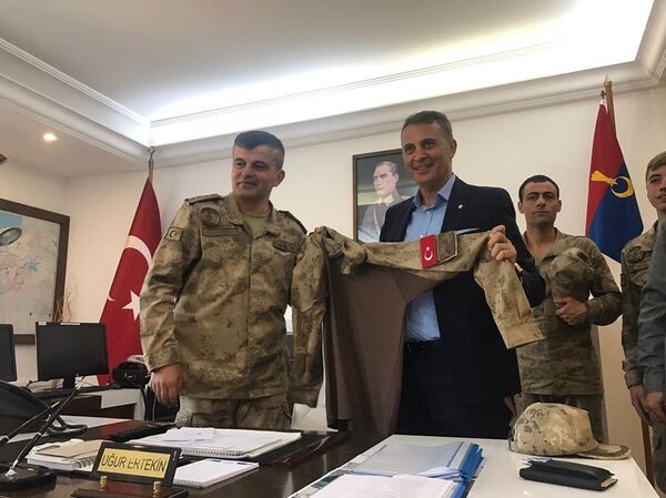 Beşiktaş Kulübü Başkanı Fikret Orman, Askerlerimize moral vermeye geldik dedi.  - Sputnik Türkiye