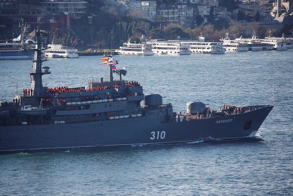 Rus gemisi İstanbul Boğazı'ndan geçti - Sputnik Türkiye