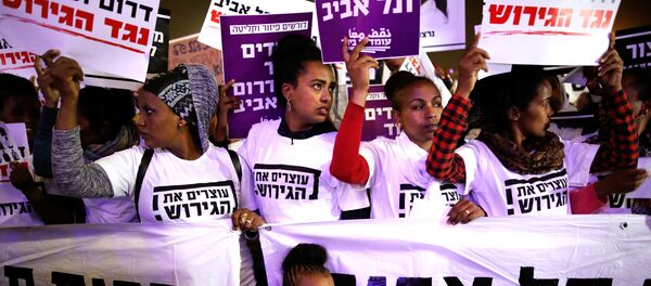 İsrail, 2018, 24 Mart'ta Tel Aviv'de Afrikalı göçmenlerin toplu sınırdışı edilmesine karşı düzenlenen protestoya 25 bin kişi katıldı. - Sputnik Türkiye