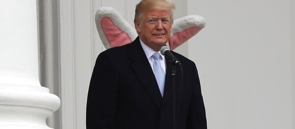 Beyaz Saray geleneksel Paskalya eğlencesinde Başkan Donald Trump ile Paskalya Tavşanı - Sputnik Türkiye