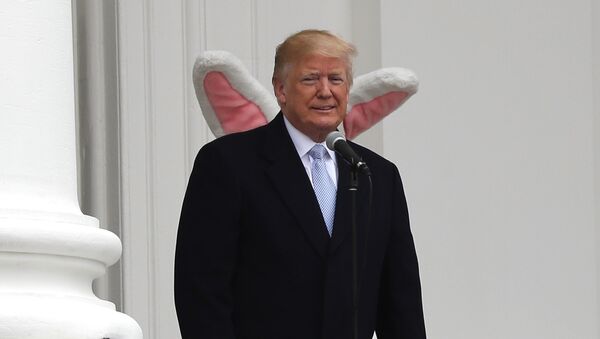 Beyaz Saray geleneksel Paskalya eğlencesinde Başkan Donald Trump ile Paskalya Tavşanı - Sputnik Türkiye