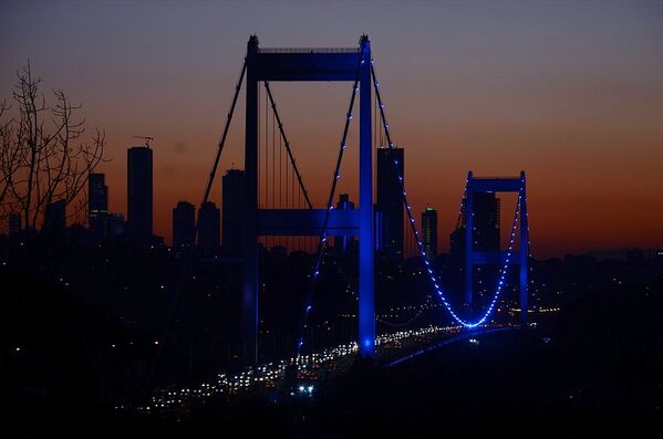 İstanbul, Otizm Farkındalık Günü için maviye büründü - Sputnik Türkiye