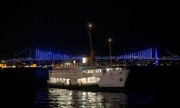 İstanbul, Otizm Farkındalık Günü için maviye büründü - Sputnik Türkiye