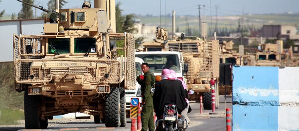 AFP, Menbiç'e takviyeye gelen ve bölgede devriye gezen ABD liderdiğindeki koalisyona bağlı zırhlı araçlarının görüntülerini yayımladı. - Sputnik Türkiye