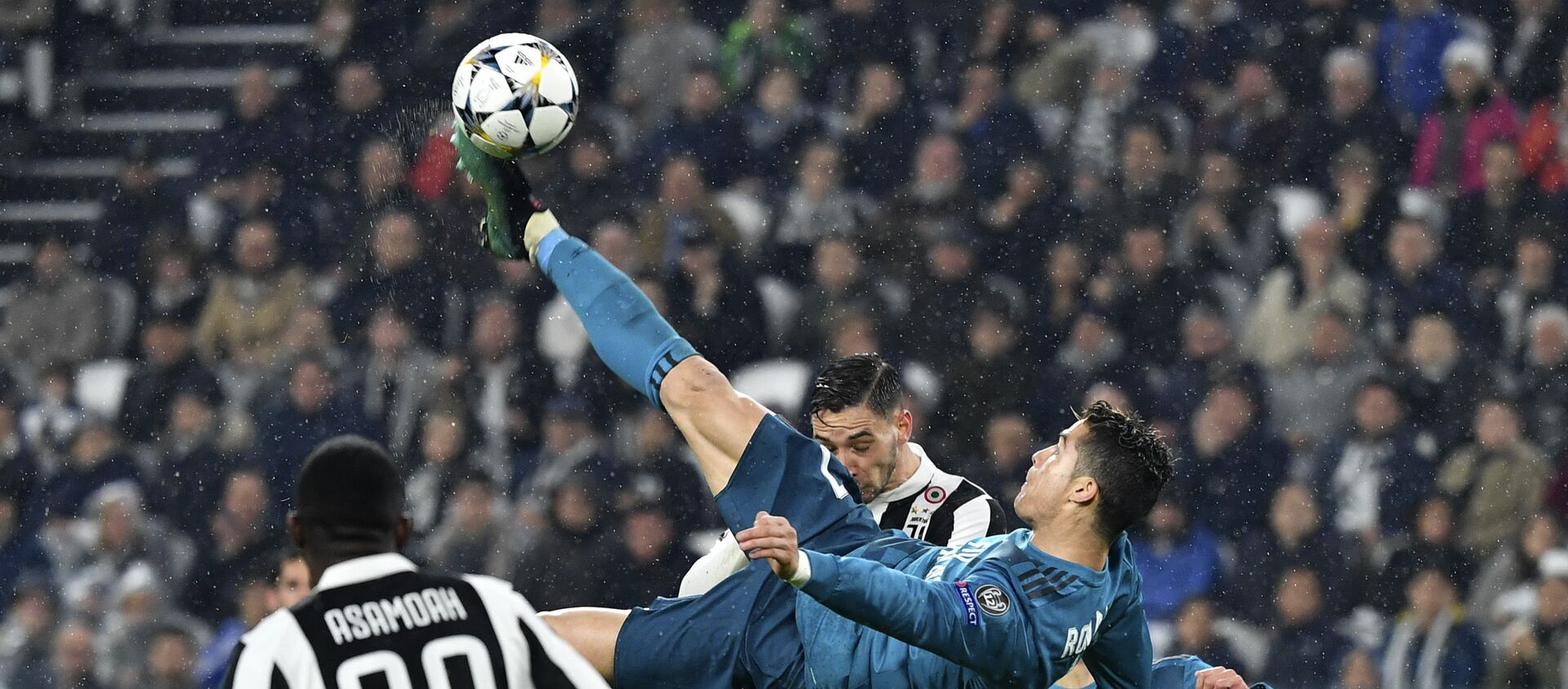 UEFA Şampiyonlar Ligi çeyrek finallerinde Real Madrid'in Juventus'u deplasmanda 3-0 yendiği maça 2 gol 1 asistle damgasını vuran Cristiano Ronaldo'nun ikinci golde rövaşata atarken en az 2.27 metre zıpladığı belirlendi.  - Sputnik Türkiye, 1920, 19.04.2021