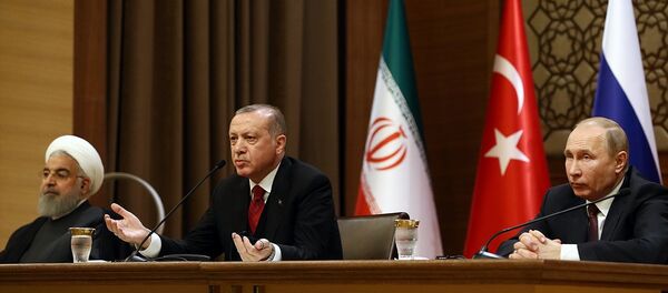 Cumhurbaşkanı Recep Tayyip Erdoğan, Rusya Devlet Başkanı Vladimir Putin (sağda) ve İran Cumhurbaşkanı Hasan Ruhani (solda) - Sputnik Türkiye