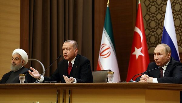 Cumhurbaşkanı Recep Tayyip Erdoğan, Rusya Devlet Başkanı Vladimir Putin (sağda) ve İran Cumhurbaşkanı Hasan Ruhani (solda) - Sputnik Türkiye