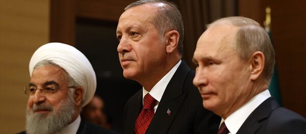 Cumhurbaşkanı Recep Tayyip Erdoğan, Rusya Devlet Başkanı Vladimir Putin (sağda) ve İran Cumhurbaşkanı Hasan Ruhani (solda) - Sputnik Türkiye