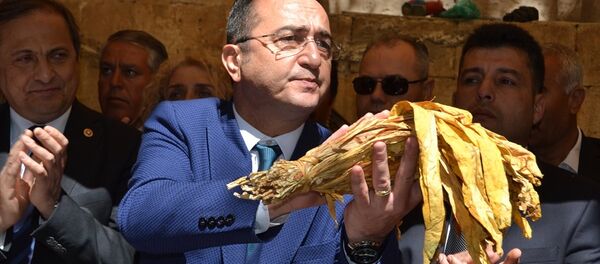 CHP Genel Başkan Yardımcıları Bülent Tezcan Adıyaman'da Tütüncüler Pazarına giderek tütüncü esnafının sorunlarını dinledi. - Sputnik Türkiye